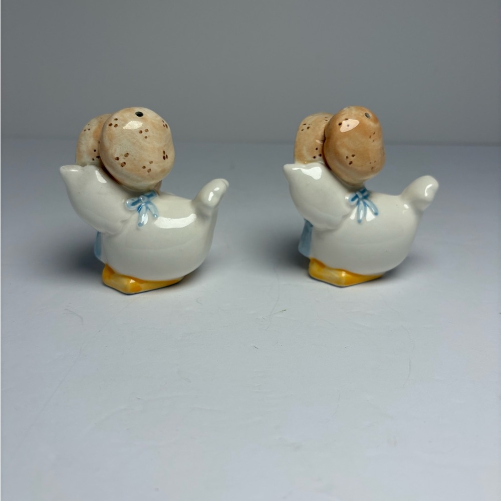 Charming Vintage Mrs. Goose Salt and Pepper Shakers - Picture 8 of 14